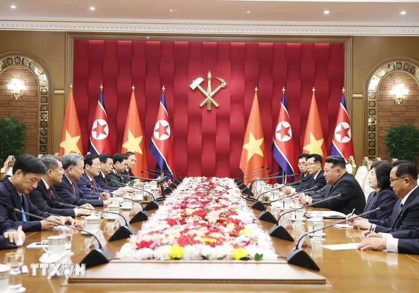 Tổng Bí thư Tô Lâm hội đàm với Tổng Bí thư, Chủ tịch Quốc vụ CHDCND Triều Tiên Kim Jong Un. (Ảnh: Thống Nhất/TTXVN) tong-bi-thu-to-lam-hoi-dam.jpg