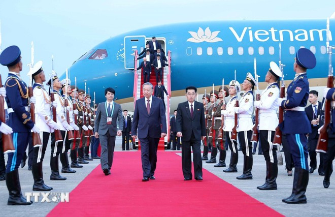 Lễ đón Tổng Bí thư Tô Lâm tại Sân bay quốc tế Bình Nhưỡng. (Ảnh: Thống Nhất/TTXVN) Lễ đón Tổng Bí thư Tô Lâm tại Sân bay quốc tế Bình Nhưỡng. (Ảnh: Thống Nhất/TTXVN)