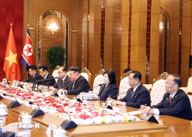 Tổng Bí thư, Chủ tịch Quốc vụ CHDCND Triều Tiên Kim Jong Un và Đoàn cấp cao Triều Tiên tại cuộc hội đàm với Tổng Bí thư Tô Lâm. (Ảnh: Thống Nhất/TTXVN)