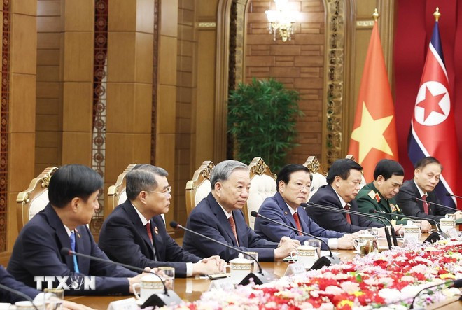 Tổng Bí thư Tô Lâm và Đoàn cấp cao Việt Nam tại cuộc hội đàm với Tổng Bí thư, Chủ tịch Quốc vụ CHDCND Triều Tiên Kim Jong Un. (Ảnh: Thống Nhất/TTXVN) Tổng Bí thư Tô Lâm và Đoàn cấp cao Việt Nam tại cuộc hội đàm với Tổng Bí thư, Chủ tịch Quốc vụ CHDCND Triều Tiên Kim Jong Un. (Ảnh: Thống Nhất/TTXVN)