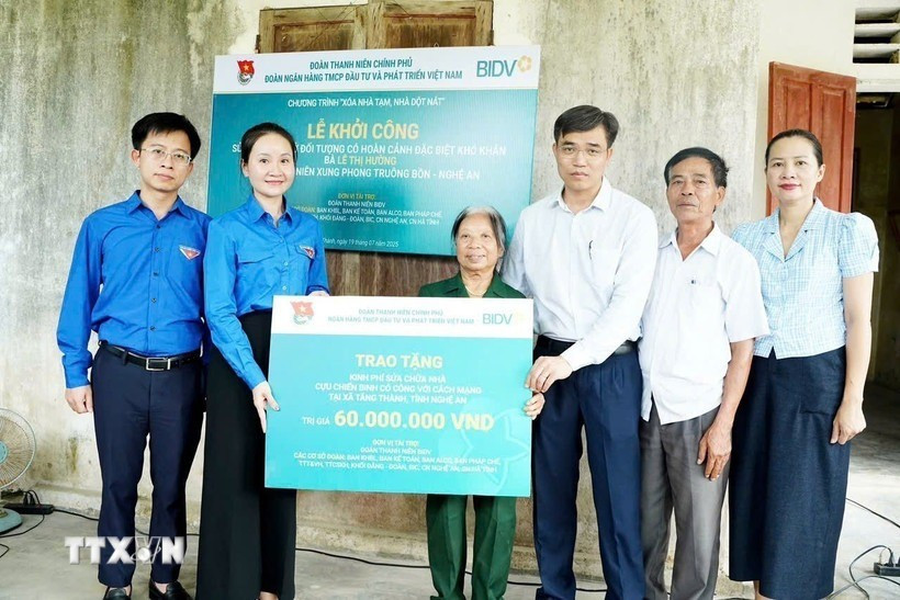 Trao tặng căn nhà tình nghĩa cho cựu thanh niên xung phong ở Nghệ An. (Ảnh: TTXVN) chung-tay.jpg