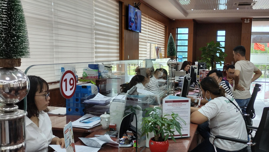 Khách hàng giao dịch tại Agribank Bình Định. Ảnh: T.SỸ 42.jpg