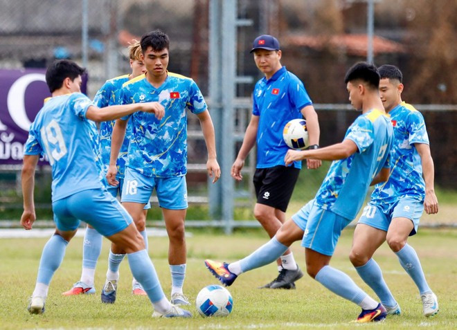 HLV Kim Sang-sik theo dõi các cầu thủ tập luyện trên sân. Nguồn: VFF