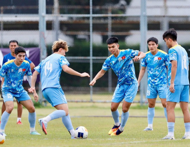 U22 Việt Nam tập luyện chuẩn bị cho trận gặp U22 Malaysia. Nguồn: VFF