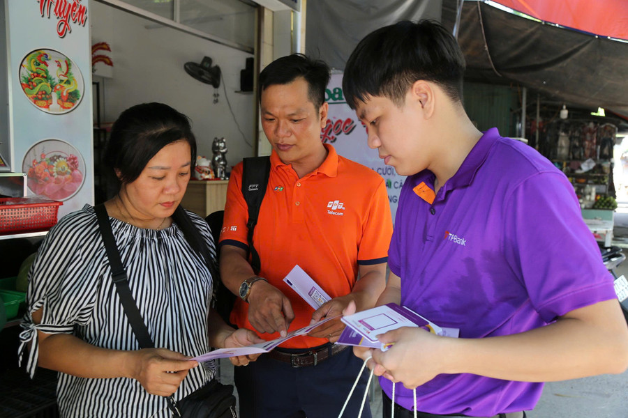 Beberapa bank datang ke pasaran untuk memperkenalkan dan menasihati perniagaan tentang mengakses pakej kredit dengan kadar faedah yang kompetitif. Foto: T.Sy ho-tro.jpg