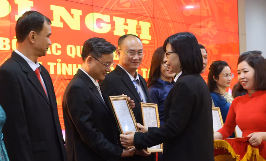 pho-chu-tich-ubnd-tinh-nguyen-thi-thanh-lich-trao-quyet-dinh-va-tang-hoa-chuc-mung-ong-dang-quang-khanh-duoc-bo-nhiem-chuc-danh-pho-giam-doc-so-khoa-hoc-va-cong-nghe.jpg
