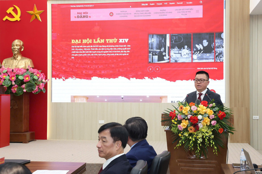 Ông Lê Quốc Minh, Uỷ viên Ban Chấp hành Trung ương Đảng, Tổng Biên tập Báo Nhân Dân giới thiệu nội dung trang thông tin. (Ảnh: Mạnh Nguyễn/Vietnam+) Ông Lê Quốc Minh, Uỷ viên Ban Chấp hành Trung ương Đảng, Tổng Biên tập Báo Nhân Dân giới thiệu nội dung trang thông tin. (Ảnh: Mạnh Nguyễn/Vietnam+)