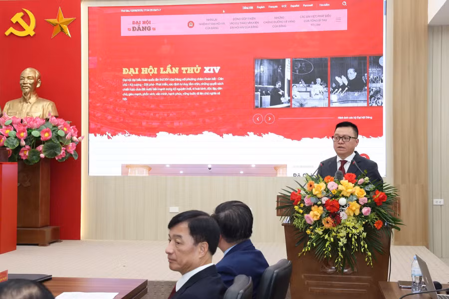 Ông Lê Quốc Minh, Uỷ viên Ban Chấp hành Trung ương Đảng, Tổng Biên tập Báo Nhân Dân giới thiệu nội dung trang thông tin. (Ảnh: Mạnh Nguyễn/Vietnam+)