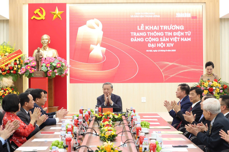 Tổng Bí thư Tô Lâm cùng các đồng chí lãnh đạo Đảng, Nhà nước tới dự Lễ ra mắt Trang thông tin điện tử chuyên đề "Đảng Cộng sản Việt Nam-Đại hội XIV." (Ảnh: Mạnh Nguyễn/Vietnam+) Tổng Bí thư Tô Lâm cùng các đồng chí lãnh đạo Đảng, Nhà nước tới dự Lễ ra mắt Trang thông tin điện tử chuyên đề "Đảng Cộng sản Việt Nam-Đại hội XIV." (Ảnh: Mạnh Nguyễn/Vietnam+)