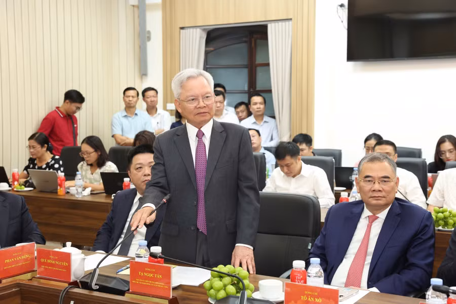 Giáo sư-Tiến sỹ Tạ Ngọc Tấn, nguyên Ủy viên Trung ương Đảng, Phó Chủ tịch thường trực Hội đồng lý luận Trung ương phát biểu. (Ảnh: Mạnh Nguyễn/Vietnam+)