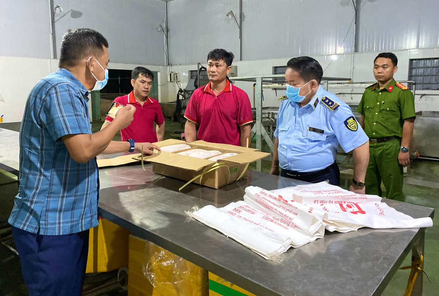 Lực lượng Quản lý thị trường và Công an kiểm tra, xử lý vi phạm tại một hộ kinh doanh heo đông lạnh trên địa bàn xã Hoài Ân. Ảnh: N.C thuc-pham-doc-hai.jpg