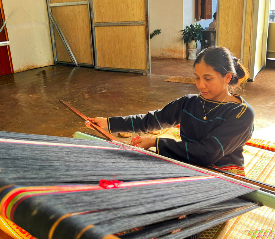 Chị Luăn tâm huyết giữ gìn và phát huy nghề dệt thổ cẩm. Ảnh: Đồng Lai nghe-thuat-truyen-thong.jpg