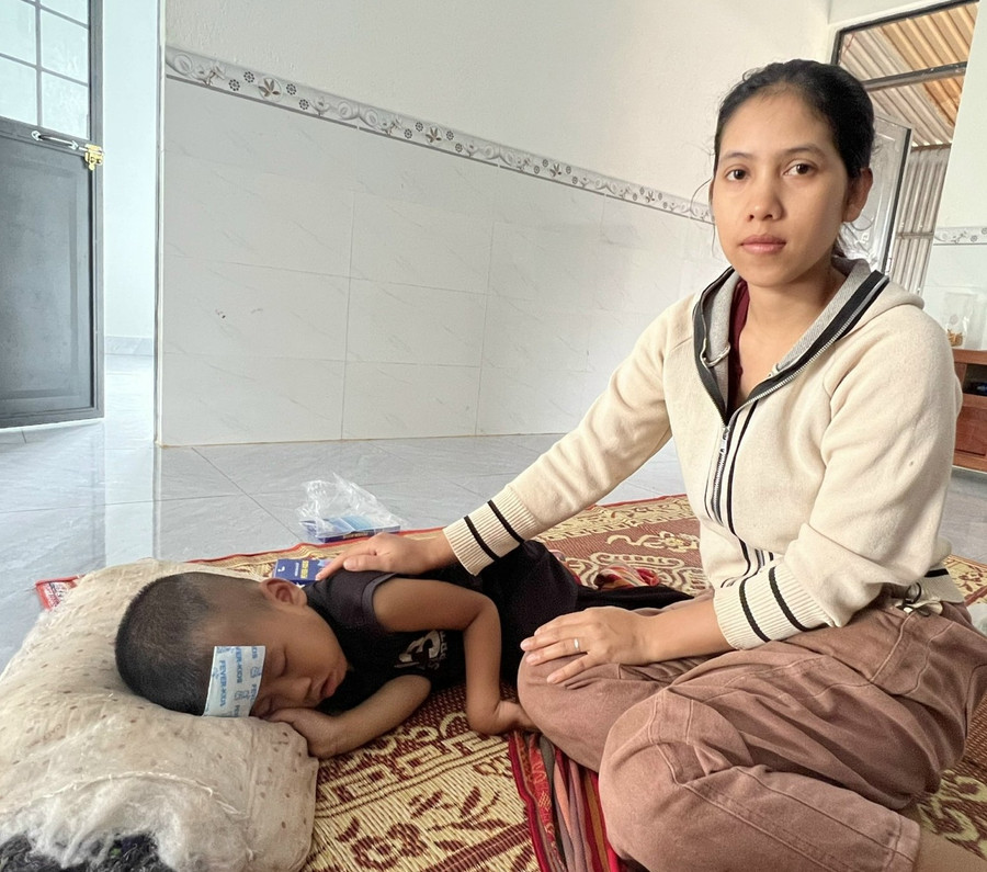 Em Rơ Lan Vinh mắc nhiều bệnh bẩm sinh. Ảnh: Đồng Lai xoa-diu-noi-dau.jpg