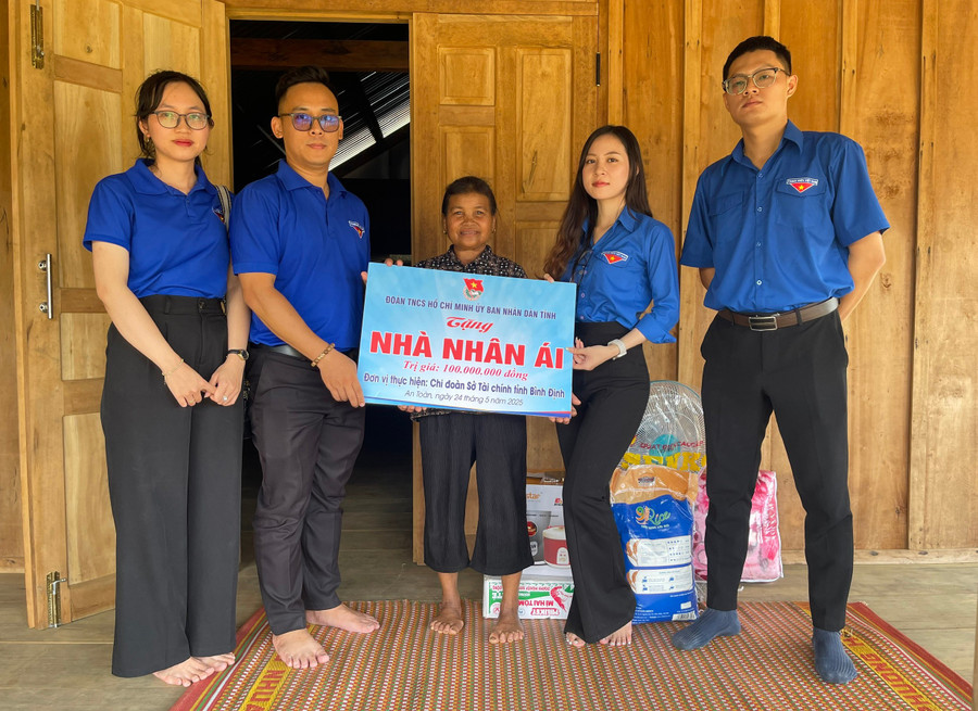Đoàn UBND tỉnh tặng công trình Nhà nhân ái cho hộ nghèo tại xã An Toàn ngày 24-5. Ảnh: D.L doan-ket.jpg