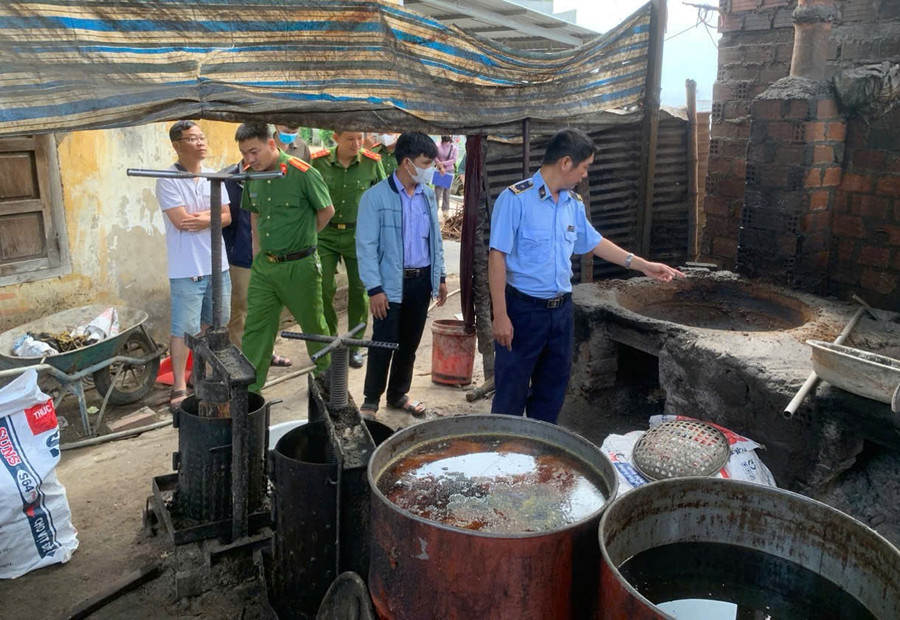 Tại nơi chế biến mỡ của bà Trần Thị Mỹ H. (phường An Nhơn Đông), lực lượng chức năng phát hiện 10 bao mỡ động vật với tổng khối lượng 281 kg. Ảnh: ĐVCC thuc-pham-ban.jpg