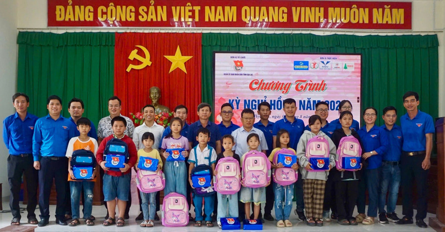 Đoàn UBND tỉnh tặng quà cho học sinh có hoàn cảnh khó khăn tại xã Hội Sơn trong Chiến dịch “Kỳ nghỉ hồng” ngày 9-8. Ảnh: D.L phat-trien.jpg
