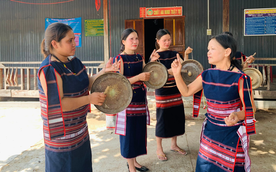 Nghệ nhân Ưu tú Đinh Thị Drinh (bìa phải) miệt mài truyền lửa niềm đam mê cồng chiêng cho các chị em trong Câu lạc bộ cồng chiêng nữ làng Nghe. Ảnh: Đồng Lai nghe-nhan.jpg