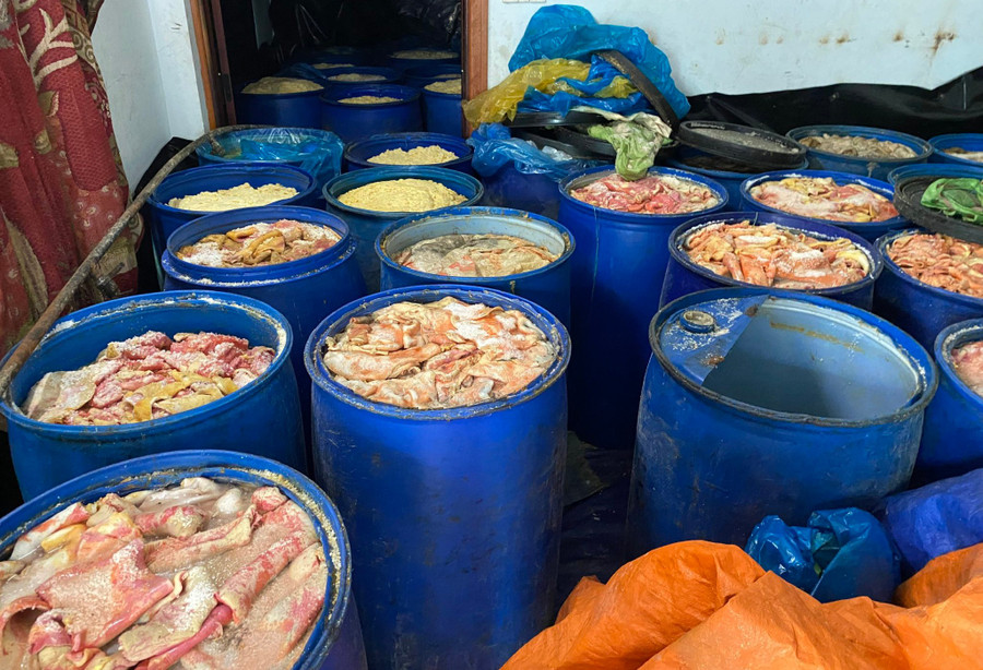 4,9 tấn da heo bốc mùi hôi thối phát hiện tại cơ sở lạp xưởng Gia Quý (ở phường Quy Nhơn). Ảnh: N.C an-toan-thuc-pham.jpg