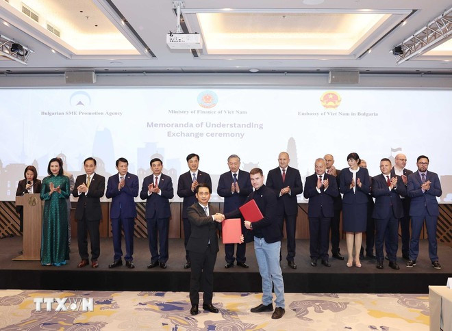 Tổng Bí thư Tô Lâm và Tổng thống Bulgaria Rumen Radev chứng kiến Thỏa thuận hợp tác trong lĩnh vực công nghệ vũ trụ giữa Tập đoàn Công nghiệp -Viễn thông Quân đội (Viettel) và Công ty EnduroSat EAD. Ảnh: Thống Nhất/TTXVN Tổng Bí thư Tô Lâm và Tổng thống Bulgaria Rumen Radev chứng kiến Thỏa thuận hợp tác trong lĩnh vực công nghệ vũ trụ giữa Tập đoàn Công nghiệp -Viễn thông Quân đội (Viettel) và Công ty EnduroSat EAD. Ảnh: Thống Nhất/TTXVN