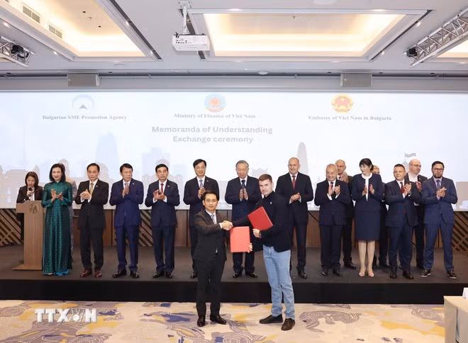 Tổng Bí thư Tô Lâm và Tổng thống Bulgaria Rumen Radev chứng kiến Thỏa thuận hợp tác trong lĩnh vực công nghệ vũ trụ giữa Tập đoàn Công nghiệp -Viễn thông Quân đội (Viettel) và Công ty EnduroSat EAD. Ảnh: Thống Nhất/TTXVN