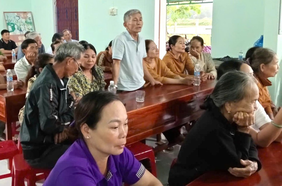 Người dân thôn Hòa Hiệp phản ánh ý kiến, kiến nghị đến lãnh đạo xã Đề Gi. Ảnh: ĐVCC gap-go-cong-dong.jpg