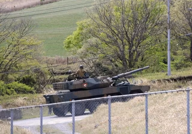 Một xe quân sự di chuyển trong trường bắn Hijudai ngày 21.4 sau vụ 3 thành viên GSDF thiệt mạng do đạn pháo xe tăng phát nổ. Ảnh: REUTERS