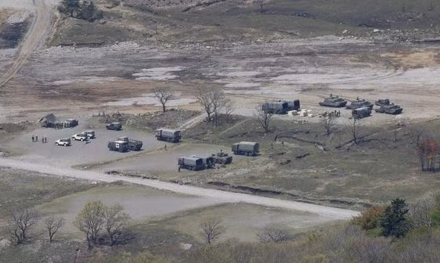 Khu vực tập trận ngày 21.4, nơi quả đạn pháo xe tăng phát nổ khiến 3 người thiệt mạng. Ảnh: REUTERS