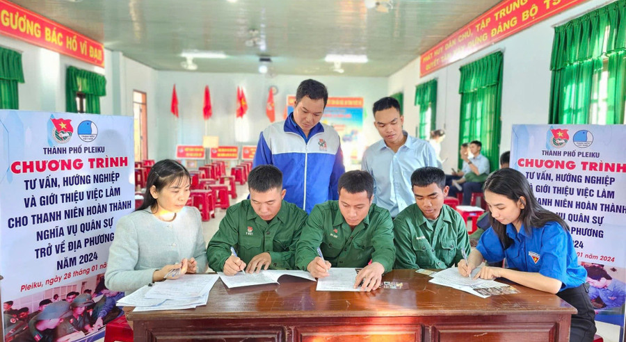 Hoạt động tư vấn, hỗ trợ, giới thiệu việc làm của Đoàn phường Pleiku dành cho thanh niên hoàn thành nghĩa vụ quân sự. Ảnh: ĐVCC thanh-nien.jpg