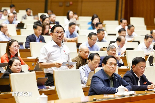 Đại biểu Quốc hội tỉnh Vĩnh Long Trần Quốc Tuấn phát biểu. Ảnh: Doãn Tấn/TTXVN Đại biểu Quốc hội tỉnh Vĩnh Long Trần Quốc Tuấn phát biểu. Ảnh: Doãn Tấn/TTXVN