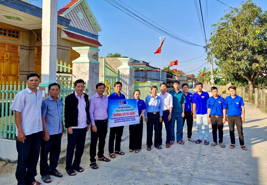 Công trình "Đường cờ Tổ quốc" của Đoàn xã Đề Gi. Ảnh: ĐVCC duong-co.jpg