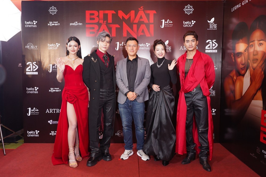 Đạo diễn Hoàng Thơ và 4 diễn viên chính phim Bịt mắt bắt nai. Ảnh: ĐPCC Đạo diễn Hoàng Thơ và 4 diễn viên chính phim Bịt mắt bắt nai. Ảnh: ĐPCC