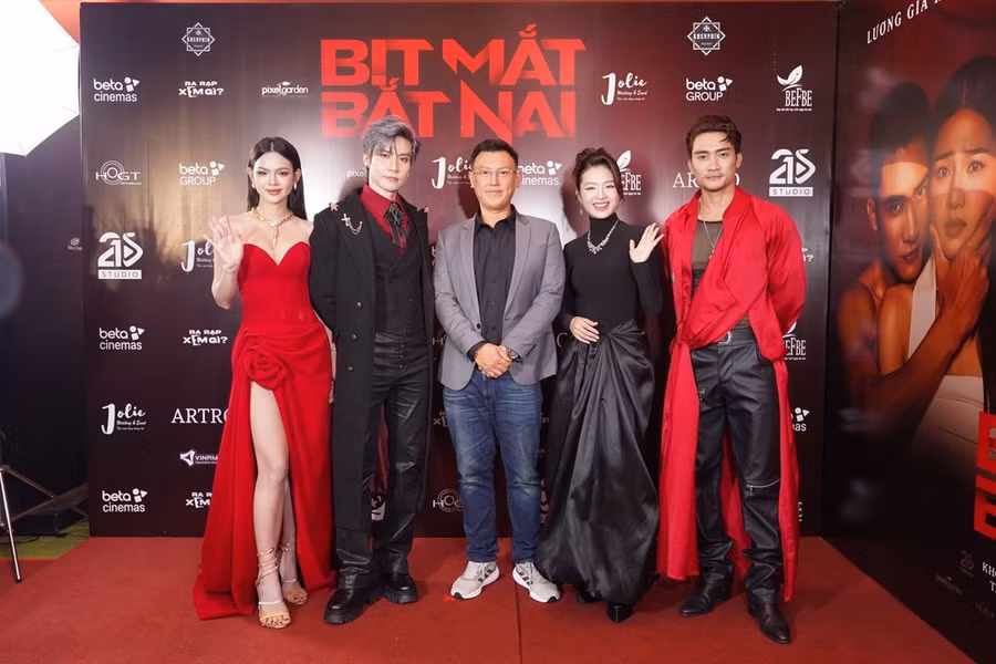 Đạo diễn Hoàng Thơ và 4 diễn viên chính phim Bịt mắt bắt nai. Ảnh: ĐPCC