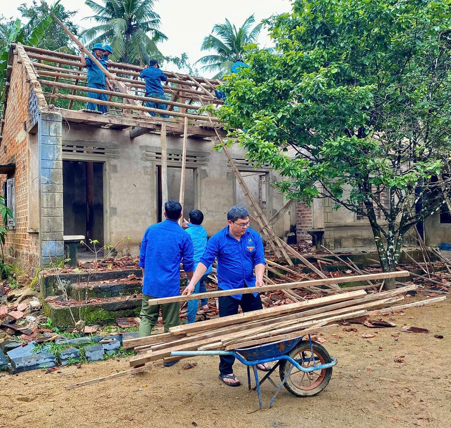 Đoàn viên, thanh niên xã Hoài Ân hỗ trợ người dân tháo dỡ nhà xuống cấp để xây nhà mới trong chương trình xóa nhà tạm, nhà dột nát. Ảnh: ĐVCC xoa-nha-tam.jpg
