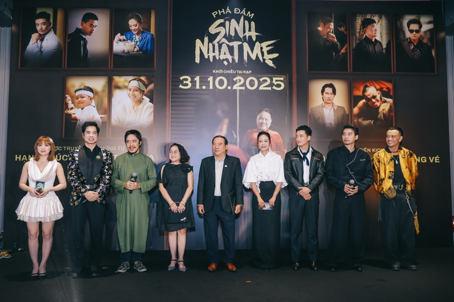 Dàn diễn viên Phá đám: Sinh nhật mẹ trên thảm đỏ sự kiện. Ảnh: ĐPCC Dàn diễn viên Phá đám: Sinh nhật mẹ trên thảm đỏ sự kiện. Ảnh: ĐPCC