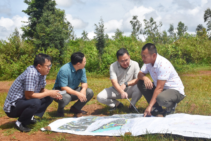 Ông Đặng Toàn Thắng-Chủ tịch UBND phường Pleiku (thứ 2 từ phải sang), giới thiệu về dự án Khu đô thị CK54. Ảnh: ĐVCC anh-2.jpg