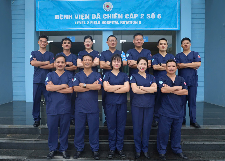 Thiếu tá Ngô Văn Hưng (người đứng giữa hàng sau) cùng đồng đội thực hiện nhiệm vụ tại bệnh viện dã chiến tại Nam Sudan. Ảnh: NVCC benh-vien-da-chien.jpg