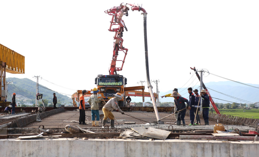 Nhà thầu đang thi công các hạng mục công trình trên tuyến đường ven biển, đoạn từ QL 1D đến QL 19 mới. Ảnh: T.Sỹ du-an-dau-tu.jpg