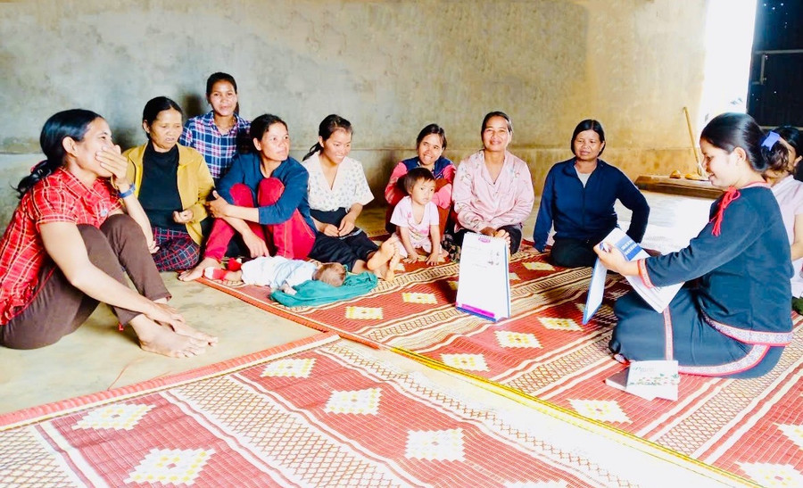 Cần tiếp tục đẩy mạnh công tác tuyên truyền CSSKSS ở các thôn, làng địa bàn phía Tây tỉnh, góp phần giảm thiểu tình trạng sinh con tại nhà. Ảnh: Như Nguyện sinh-con-tai-nha.jpg