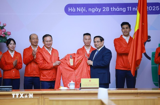 Đoàn thể thao Việt Nam tham dự SEA Games 33 trao tặng trang phục thi đấu cho Thủ tướng Phạm Minh Chính. Ảnh: Dương Giang/TTXVN