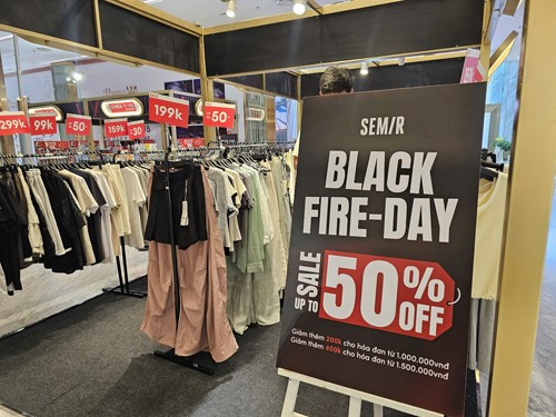 Mức giảm giá 50%-70% trong dịp Black Friday không còn đủ sức hấp dẫn với người tiêu dùng. Ảnh: LÊ TỈNH