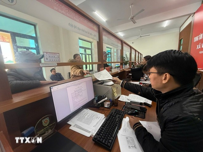 Cán bộ công chức xã Vĩnh Thuận, thành phố Hải Phòng, tiếp công dân đến làm việc. Ảnh: Tiến Vĩnh/TTXVN