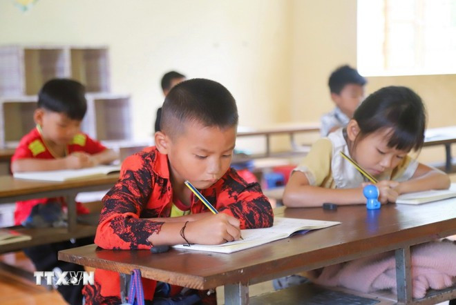 Học sinh lớp 1 của Điểm trường Tiểu học bản Na Ngân thuộc Trường Phổ thông dân tộc bán trú Tiểu học Nga My (tỉnh Nghệ An) trong giờ tập viết. Ảnh: Xuân Tiến/TTXVN
