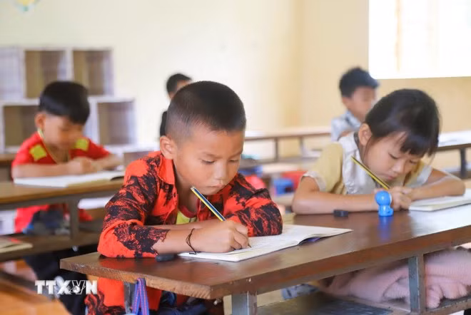 Học sinh lớp 1 của Điểm trường Tiểu học bản Na Ngân thuộc Trường Phổ thông dân tộc bán trú Tiểu học Nga My (tỉnh Nghệ An) trong giờ tập viết. Ảnh: Xuân Tiến/TTXVN