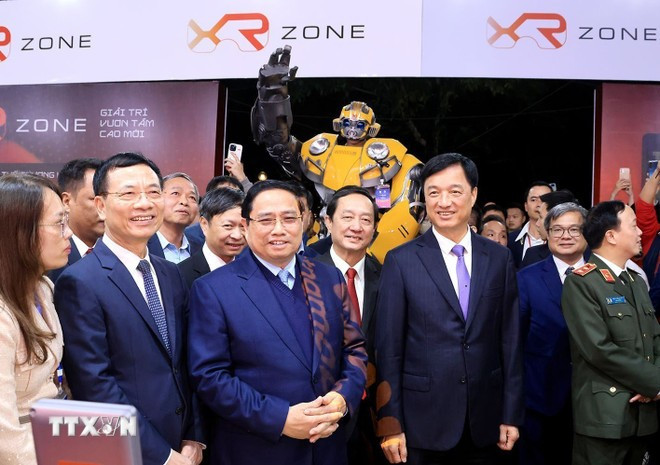 Thủ tướng Phạm Minh Chính tham các gian hàng tại triển lãm. Ảnh: Tuấn Anh/TTXVN