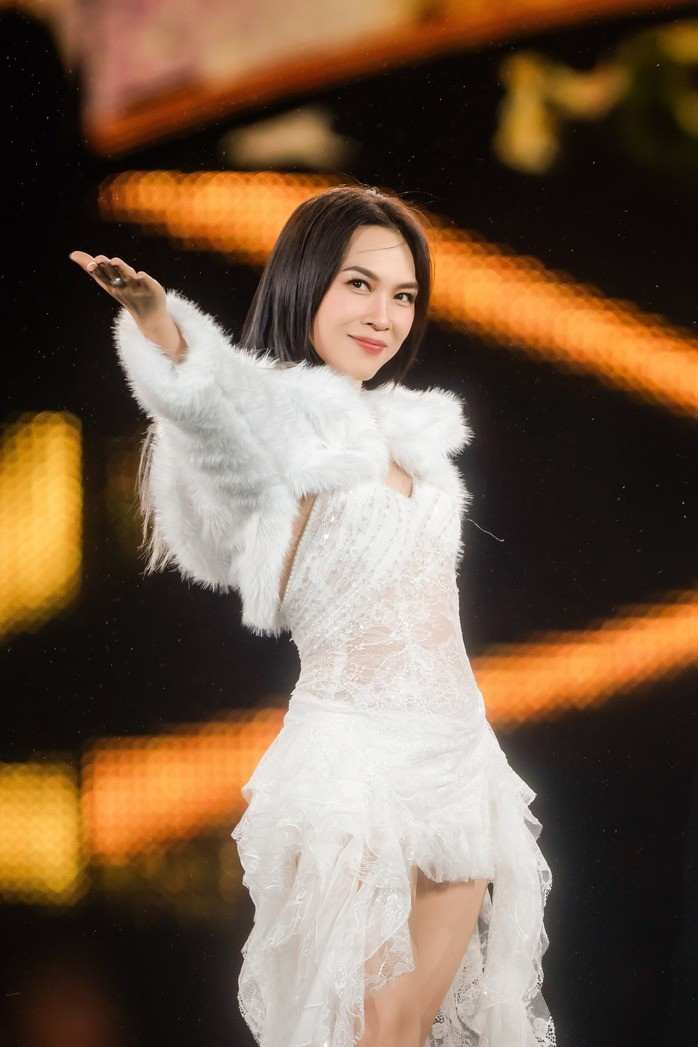 Nữ ca sĩ đưa khán giả đưa vào không gian đầy hoài niệm của những năm tháng thanh xuân. Ảnh: Thắng Đặng