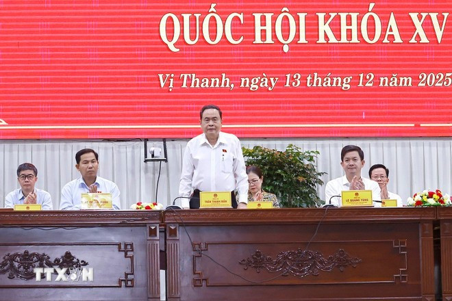 Chủ tịch Quốc hội Trần Thanh Mẫn và đại biểu Quốc hội tiếp xúc cử tri sau Kỳ họp thứ 10 tại thành phố Cần Thơ. Ảnh: Doãn Tấn/TTXVN