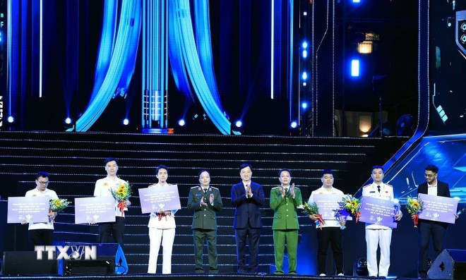 Bí thư Thành ủy Hà Nội Nguyễn Duy Ngọc và lãnh đạo Bộ Công an trao tặng Kỷ niệm chương cho các đội đạt giải Nhất, Nhì, Ba cuộc thi Data for Life. Ảnh: Tuấn Anh/TTXVN