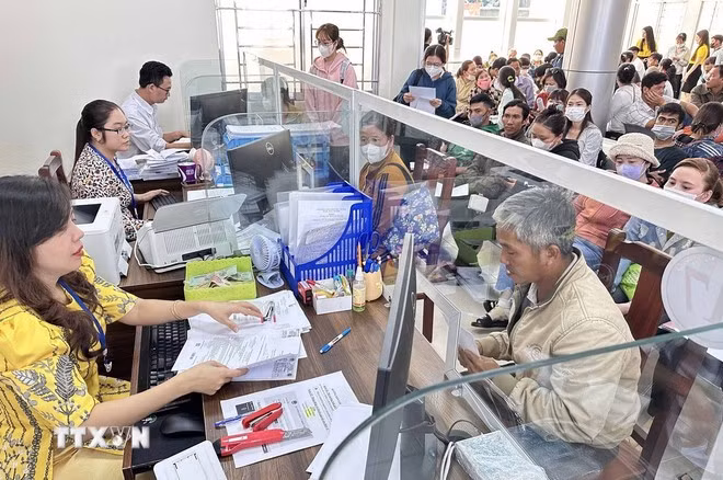 Người dân giải quyết thủ tục hành chính tại Trung tâm Phục vụ hành chính công thành phố Cần Thơ. Ảnh: Thanh Liêm/TTXVN