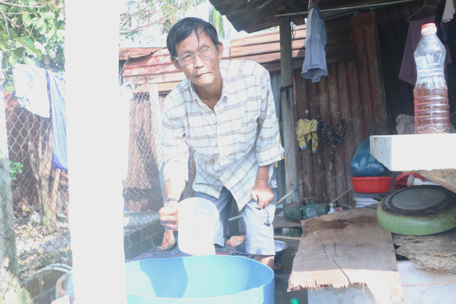 nuoc-sinh-hoat-dang-la-noi-lo-cua-gia-dinh-ong-ba-cung-nhu-hang-tram-ho-dan-trong-lang-phong-quy-hoa.jpg