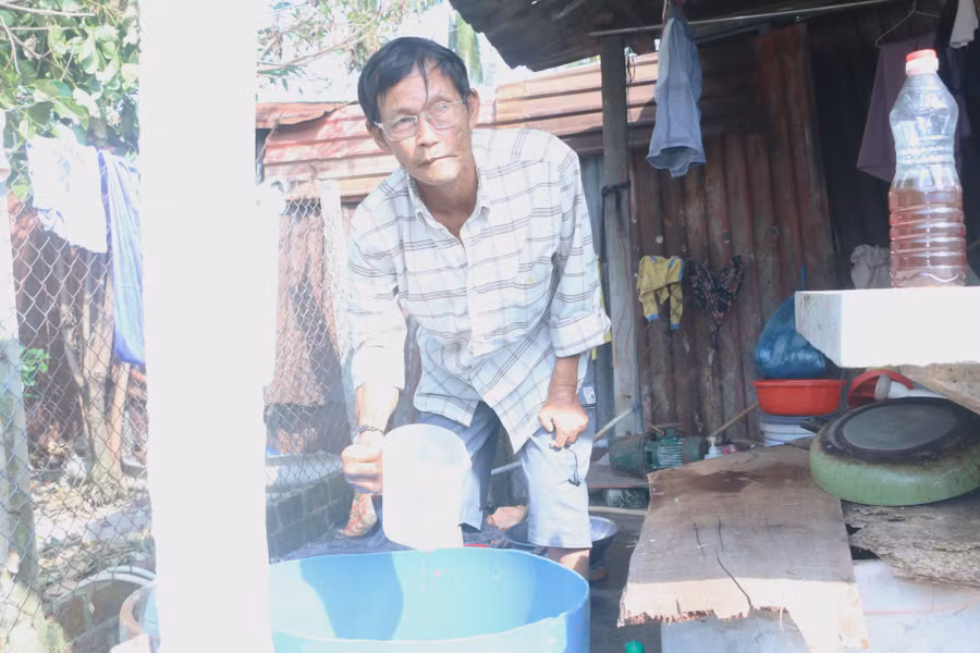 nuoc-sinh-hoat-dang-la-noi-lo-cua-gia-dinh-ong-ba-cung-nhu-hang-tram-ho-dan-trong-lang-phong-quy-hoa.jpg